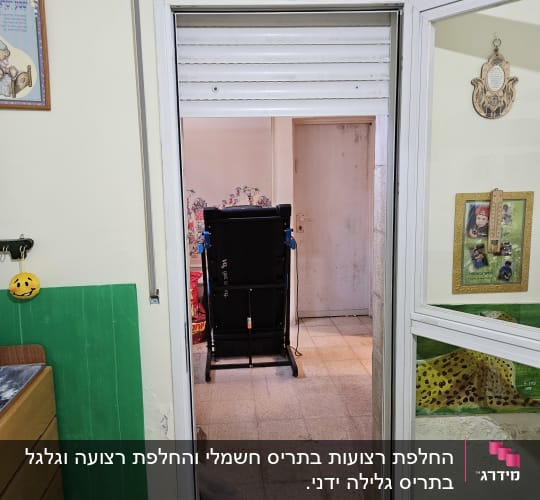 תריס גלילה לבן פתוח למחצה מעל דלת